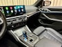 BMW i4 M50 84 kWh *M-Sport* Schuif/Kantel dak / Carbon / LASER LED / HUD / Harman Kardon / 360 Camera / Elek. Trekhaak / Org.NL!