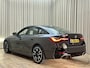 BMW i4 M50 84 kWh *M-Sport* Schuif/Kantel dak / Carbon / LASER LED / HUD / Harman Kardon / 360 Camera / Elek. Trekhaak / Org.NL!