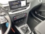 Kia Ceed Sportswagon 1.5 T-GDi DynamicLine / NL-Auto / 160 PK / 1e-Eigenaar / Trekhaak / Cruise-Control / Climate-Control / Apple-Carplay & Android-Auto / Armsteun-Voor / DAB Radio-Bluetooth / Navi / PDC-Achter met Camera /  16'' LMV / ENZ.