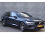 Volvo V60 2.0 T6 Plug-in hybrid AWD Plus Dark | Elektr. bedienbaar schuif-\-kanteldak | Adaptive Cruise Control | Extra getint glas | 360 Camera | Stoelverwarming voor + achter | Verwarmd stuurwiel | Elektr. verwarmde voorruit | Trekhaak | Harman kardon audio | Elektr. verstelbare voorstoelen incl. geheugen | Sportstoelen | 18" velgen |