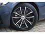 Volvo V60 2.0 T6 Plug-in hybrid AWD Plus Dark | Elektr. bedienbaar schuif-\-kanteldak | Adaptive Cruise Control | Extra getint glas | 360 Camera | Stoelverwarming voor + achter | Verwarmd stuurwiel | Elektr. verwarmde voorruit | Trekhaak | Harman kardon audio | Elektr. verstelbare voorstoelen incl. geheugen | Sportstoelen | 18" velgen |