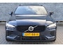 Volvo V60 2.0 T6 Plug-in hybrid AWD Plus Dark | Elektr. bedienbaar schuif-\-kanteldak | Adaptive Cruise Control | Extra getint glas | 360 Camera | Stoelverwarming voor + achter | Verwarmd stuurwiel | Elektr. verwarmde voorruit | Trekhaak | Harman kardon audio | Elektr. verstelbare voorstoelen incl. geheugen | Sportstoelen | 18" velgen |