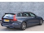 Volvo V60 2.0 T6 Plug-in hybrid AWD Plus Dark | Elektr. bedienbaar schuif-\-kanteldak | Adaptive Cruise Control | Extra getint glas | 360 Camera | Stoelverwarming voor + achter | Verwarmd stuurwiel | Elektr. verwarmde voorruit | Trekhaak | Harman kardon audio | Elektr. verstelbare voorstoelen incl. geheugen | Sportstoelen | 18" velgen |