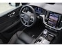Volvo V60 2.0 T6 Plug-in hybrid AWD Plus Dark | Elektr. bedienbaar schuif-\-kanteldak | Adaptive Cruise Control | Extra getint glas | 360 Camera | Stoelverwarming voor + achter | Verwarmd stuurwiel | Elektr. verwarmde voorruit | Trekhaak | Harman kardon audio | Elektr. verstelbare voorstoelen incl. geheugen | Sportstoelen | 18" velgen |
