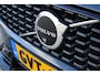 Volvo V60 2.0 T6 Plug-in hybrid AWD Plus Dark | Elektr. bedienbaar schuif-\-kanteldak | Adaptive Cruise Control | Extra getint glas | 360 Camera | Stoelverwarming voor + achter | Verwarmd stuurwiel | Elektr. verwarmde voorruit | Trekhaak | Harman kardon audio | Elektr. verstelbare voorstoelen incl. geheugen | Sportstoelen | 18" velgen |