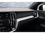 Volvo V60 2.0 T6 Plug-in hybrid AWD Plus Dark | Elektr. bedienbaar schuif-\-kanteldak | Adaptive Cruise Control | Extra getint glas | 360 Camera | Stoelverwarming voor + achter | Verwarmd stuurwiel | Elektr. verwarmde voorruit | Trekhaak | Harman kardon audio | Elektr. verstelbare voorstoelen incl. geheugen | Sportstoelen | 18" velgen |