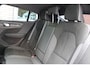 Volvo EC40 RECHARGE PLUS ELECTRIC | All Season banden | 20-Inch Lichtmetalen velgen | Verwarmbaar Stuurwiel | Verwarmbare Voorstoelen | Google Maps Navigatie | Panoramadak | Draadloos Opladen | Adaptive Cruise Control | Keyless Entry