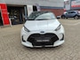 Toyota Yaris 1.5 Hybrid EXECUTIVE PANODAK HEAD-UP STOELVERW BLIND SPOT NAVI 17'' LM-VELGEN 4S-BANDEN PARK-SENSOREN CAMERA APPLE/ANDROID BLUETOOTH AD-CRUISE CLIMA