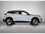 Peugeot 2008 SUV Allure 130pk Automaat | NIEUW MODEL | Navigatie | Achteruitrijcamera | Climate Control | Cruise Control | Parkeersensoren v+a | Draadloze Apple Carplay / Android Auto | Digitaal instrumentenpaneel | DAB+ radio | Led koplampen | All Seasonbanden | Donker getint glas | 17" lichtmetalen velgen |