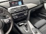 BMW 3-Serie Touring 320i Edition M Sport Shadow Executive / Automaat / NL-Auto / Dealer-Onderhouden / M-Line / Sportstuur & Sportonderstel / Vol-Leder / Stoelverwarming / Elektr.-Wegklapbare Trekhaak / Cruise-Control / Climate-Control / Elektr.-Achterklep / Armsteun V+A / LED / Radio-Bluetooth / Navi / PDC V+A met Camera / 18'' LMV / ENZ.