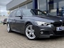 BMW 3-Serie Touring 320i Edition M Sport Shadow Executive / Automaat / NL-Auto / Dealer-Onderhouden / M-Line / Sportstuur & Sportonderstel / Vol-Leder / Stoelverwarming / Elektr.-Wegklapbare Trekhaak / Cruise-Control / Climate-Control / Elektr.-Achterklep / Armsteun V+A / LED / Radio-Bluetooth / Navi / PDC V+A met Camera / 18'' LMV / ENZ.