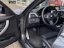 BMW 3-Serie Touring 320i Edition M Sport Shadow Executive / Automaat / NL-Auto / Dealer-Onderhouden / M-Line / Sportstuur & Sportonderstel / Vol-Leder / Stoelverwarming / Elektr.-Wegklapbare Trekhaak / Cruise-Control / Climate-Control / Elektr.-Achterklep / Armsteun V+A / LED / Radio-Bluetooth / Navi / PDC V+A met Camera / 18'' LMV / ENZ.