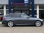BMW 3-Serie Touring 320i Edition M Sport Shadow Executive / Automaat / NL-Auto / Dealer-Onderhouden / M-Line / Sportstuur & Sportonderstel / Vol-Leder / Stoelverwarming / Elektr.-Wegklapbare Trekhaak / Cruise-Control / Climate-Control / Elektr.-Achterklep / Armsteun V+A / LED / Radio-Bluetooth / Navi / PDC V+A met Camera / 18'' LMV / ENZ.