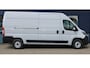Fiat Ducato 2.2 MultiJet 140 S&S L3H2 3.3t Let op, 3,9% financial lease via Stellantis van toepassing / Prijs excl. BTW, BPM en kosten rijklaarmaken. Dit voertuig valt onder de ondernemersregeling, waardoor BPM-vrijstelling mogelijk is. | 2 zitplaatsen rechtsvoor | 2 zitplaatsen rechtsvoor | Achteruitrijcamera