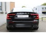 Volvo S60 B3 Mild Hybrid R-Design | Harman Kardon audio | Verwarmbare voorstoelen | DAB | Elektrisch verstelbare bestuurdersstoel met geheugenfunctie.