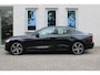 Volvo S60 B3 Mild Hybrid R-Design | Harman Kardon audio | Verwarmbare voorstoelen | DAB | Elektrisch verstelbare bestuurdersstoel met geheugenfunctie.