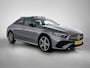 Mercedes-Benz A-klasse 250 e AMG Limousine | Panorama Schuif/kanteldak | Night Pakket | Stuurverwarming| Stoelverwarming | | Sfeerverlichting | Spiegel Pakket | Parkeer Pakket Inclusief 24 maanden MB Certified garantie voor Europa.