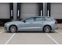 Volvo V60 T6 Plug-in hybrid AWD Plus Dark | Rondomzicht Camera | Semi Electrische trekhaak | Electronic Climate Control | Adaptieve Cruise Control | Parkeersensoren | Rijstrooksensor Met Correctie | Navigatiesysteem | Verwarmbare Voorstoelen | Verwarmbaar Stuurwiel | Keyless Entry |
