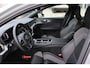 Volvo V60 T6 Plug-in hybrid AWD Plus Dark | Rondomzicht Camera | Semi Electrische trekhaak | Electronic Climate Control | Adaptieve Cruise Control | Parkeersensoren | Rijstrooksensor Met Correctie | Navigatiesysteem | Verwarmbare Voorstoelen | Verwarmbaar Stuurwiel | Keyless Entry |