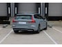 Volvo V60 T6 Plug-in hybrid AWD Plus Dark | Rondomzicht Camera | Semi Electrische trekhaak | Electronic Climate Control | Adaptieve Cruise Control | Parkeersensoren | Rijstrooksensor Met Correctie | Navigatiesysteem | Verwarmbare Voorstoelen | Verwarmbaar Stuurwiel | Keyless Entry |