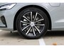 Volvo V60 T6 Plug-in hybrid AWD Plus Dark | Rondomzicht Camera | Semi Electrische trekhaak | Electronic Climate Control | Adaptieve Cruise Control | Parkeersensoren | Rijstrooksensor Met Correctie | Navigatiesysteem | Verwarmbare Voorstoelen | Verwarmbaar Stuurwiel | Keyless Entry |