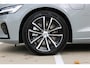 Volvo V60 T6 Plug-in hybrid AWD Plus Dark | Rondomzicht Camera | Semi Electrische trekhaak | Electronic Climate Control | Adaptieve Cruise Control | Parkeersensoren | Rijstrooksensor Met Correctie | Navigatiesysteem | Verwarmbare Voorstoelen | Verwarmbaar Stuurwiel | Keyless Entry |
