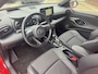 Toyota Yaris 1.5 Hybrid LAUNCH EDITION TREKHAAK HEAD-UP NAVI PARK-SENSOREN STOELVERW BLIND SPOT 17'' LM-VELGEN CAMERA AD-CRUISE KEYLESS PRIVACY GLASS