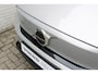 Volvo EX40 Single Motor Extended Range Ultra 82 kWh | Silver Dawn Metallic | Panoramadak | Semi Elek. trekhaak | 360° camera | Verwarmbare voorstoelen | Verwarmbaar stuurwiel | BLIS | Elek. Bed. voorstoel met Memory | Google-Maps navigatie | Adapt. Cruise Control | Harman Kardon audio | Glazen pook