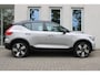 Volvo EX40 Single Motor Extended Range Ultra 82 kWh | Silver Dawn Metallic | Panoramadak | Semi Elek. trekhaak | 360° camera | Verwarmbare voorstoelen | Verwarmbaar stuurwiel | BLIS | Elek. Bed. voorstoel met Memory | Google-Maps navigatie | Adapt. Cruise Control | Harman Kardon audio | Glazen pook