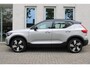 Volvo EX40 Single Motor Extended Range Ultra 82 kWh | Silver Dawn Metallic | Panoramadak | Semi Elek. trekhaak | 360° camera | Verwarmbare voorstoelen | Verwarmbaar stuurwiel | BLIS | Elek. Bed. voorstoel met Memory | Google-Maps navigatie | Adapt. Cruise Control | Harman Kardon audio | Glazen pook
