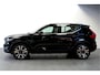 Volvo XC40 1.5 T4 Recharge 155kW/211pk DCT7 Inscription PANORAMADAK + HARMAN/KARDON + EL.TREKHAAK + CRUISE + NAPPA LEER + NAVI SENSUS + BLIS + LANE ASSIST + EL.STOELEN + STUUR-&STOELVERWARMING V&A + 360 CAMERA + KEYLESS + PARKSENSOREN V&A + 19” LM-VELGEN!!