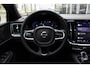 Volvo V60 2.0 T6 Plug-in hybrid AWD Plus Dark | Panoramadak | Semi Elek. trekhaak | 360° camera | Harman Kardon audio | Verwarmde voorruit | Adapt. Cruise Control | Voor -en achterstoelen verwambaar | Verwarmbaar stuurwiel | Elek. Bed. stoelen met Memory | Glazen pook | Blind Spot | Google Maps navigatie |