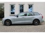 Volvo V60 2.0 T6 Plug-in hybrid AWD Plus Dark | Panoramadak | Semi Elek. trekhaak | 360° camera | Harman Kardon audio | Verwarmde voorruit | Adapt. Cruise Control | Voor -en achterstoelen verwambaar | Verwarmbaar stuurwiel | Elek. Bed. stoelen met Memory | Glazen pook | Blind Spot | Google Maps navigatie |