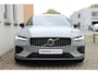 Volvo V60 2.0 T6 Plug-in hybrid AWD Plus Dark | Panoramadak | Semi Elek. trekhaak | 360° camera | Harman Kardon audio | Verwarmde voorruit | Adapt. Cruise Control | Voor -en achterstoelen verwambaar | Verwarmbaar stuurwiel | Elek. Bed. stoelen met Memory | Glazen pook | Blind Spot | Google Maps navigatie |