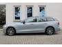 Volvo V60 2.0 T6 Plug-in hybrid AWD Plus Dark | Panoramadak | Semi Elek. trekhaak | 360° camera | Harman Kardon audio | Verwarmde voorruit | Adapt. Cruise Control | Voor -en achterstoelen verwambaar | Verwarmbaar stuurwiel | Elek. Bed. stoelen met Memory | Glazen pook | Blind Spot | Google Maps navigatie |