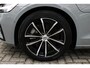Volvo V60 2.0 T6 Plug-in hybrid AWD Plus Dark | Panoramadak | Semi Elek. trekhaak | 360° camera | Harman Kardon audio | Verwarmde voorruit | Adapt. Cruise Control | Voor -en achterstoelen verwambaar | Verwarmbaar stuurwiel | Elek. Bed. stoelen met Memory | Glazen pook | Blind Spot | Google Maps navigatie |