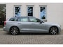Volvo V60 2.0 T6 Plug-in hybrid AWD Plus Dark | Panoramadak | Semi Elek. trekhaak | 360° camera | Harman Kardon audio | Verwarmde voorruit | Adapt. Cruise Control | Voor -en achterstoelen verwambaar | Verwarmbaar stuurwiel | Elek. Bed. stoelen met Memory | Glazen pook | Blind Spot | Google Maps navigatie |
