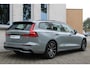 Volvo V60 2.0 T6 Plug-in hybrid AWD Plus Dark | Panoramadak | Semi Elek. trekhaak | 360° camera | Harman Kardon audio | Verwarmde voorruit | Adapt. Cruise Control | Voor -en achterstoelen verwambaar | Verwarmbaar stuurwiel | Elek. Bed. stoelen met Memory | Glazen pook | Blind Spot | Google Maps navigatie |