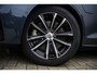 Volvo V60 2.0 T6 Plug-in hybrid AWD Plus Dark | Trekhaak | Adaptive Cruise Control | Panoramadak | 360 Camera | Harman/Kardon | Stuurverwarming | Stoelverwarming voor & achter | Power Seats | Sportstoelen |