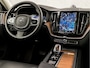 Volvo XC60 2.0 T8 Plug-in hybrid AWD Ultimate Dark 455Pk (LUCHTVERING, PANORAMADAK, BOWERS & WILKINS AUDIO, SURROUND CAMERA, STOELVERWARMING EN VENTILATIE, KEYLESS ENTRY, HEAD-UP DISPLAY, TREKHAAK ELEKTRISCH, NIEUWSTAAT)