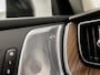 Volvo XC60 2.0 T8 Plug-in hybrid AWD Ultimate Dark 455Pk (LUCHTVERING, PANORAMADAK, BOWERS & WILKINS AUDIO, SURROUND CAMERA, STOELVERWARMING EN VENTILATIE, KEYLESS ENTRY, HEAD-UP DISPLAY, TREKHAAK ELEKTRISCH, NIEUWSTAAT)