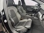 Volvo V60 2.0 T6 Plug-in hybrid AWD Plus Dark | Trekhaak | Adaptive Cruise Control | Panoramadak | 360 Camera | Harman/Kardon | Stuurverwarming | Stoelverwarming voor & achter | Power Seats | Sportstoelen |
