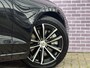 Volvo V60 2.0 T6 Plug-in hybrid AWD Plus Dark | Trekhaak | Adaptive Cruise Control | Panoramadak | 360 Camera | Harman/Kardon | Stuurverwarming | Stoelverwarming voor & achter | Power Seats | Sportstoelen |
