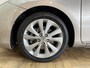 Toyota Auris 1.8 Hybrid Lease Pro *Panoramadak* Org.NL! / Leder / Camera / Afn. Trekhaak / Keyless / Stoelverwarming / Navigatie / Cruise / 17'' LMV