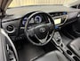 Toyota Auris 1.8 Hybrid Lease Pro *Panoramadak* Org.NL! / Leder / Camera / Afn. Trekhaak / Keyless / Stoelverwarming / Navigatie / Cruise / 17'' LMV