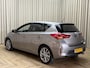 Toyota Auris 1.8 Hybrid Lease Pro *Panoramadak* Org.NL! / Leder / Camera / Afn. Trekhaak / Keyless / Stoelverwarming / Navigatie / Cruise / 17'' LMV