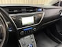 Toyota Auris 1.8 Hybrid Lease Pro *Panoramadak* Org.NL! / Leder / Camera / Afn. Trekhaak / Keyless / Stoelverwarming / Navigatie / Cruise / 17'' LMV