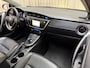 Toyota Auris 1.8 Hybrid Lease Pro *Panoramadak* Org.NL! / Leder / Camera / Afn. Trekhaak / Keyless / Stoelverwarming / Navigatie / Cruise / 17'' LMV
