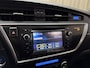 Toyota Auris 1.8 Hybrid Lease Pro *Panoramadak* Org.NL! / Leder / Camera / Afn. Trekhaak / Keyless / Stoelverwarming / Navigatie / Cruise / 17'' LMV