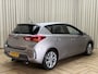 Toyota Auris 1.8 Hybrid Lease Pro *Panoramadak* Org.NL! / Leder / Camera / Afn. Trekhaak / Keyless / Stoelverwarming / Navigatie / Cruise / 17'' LMV